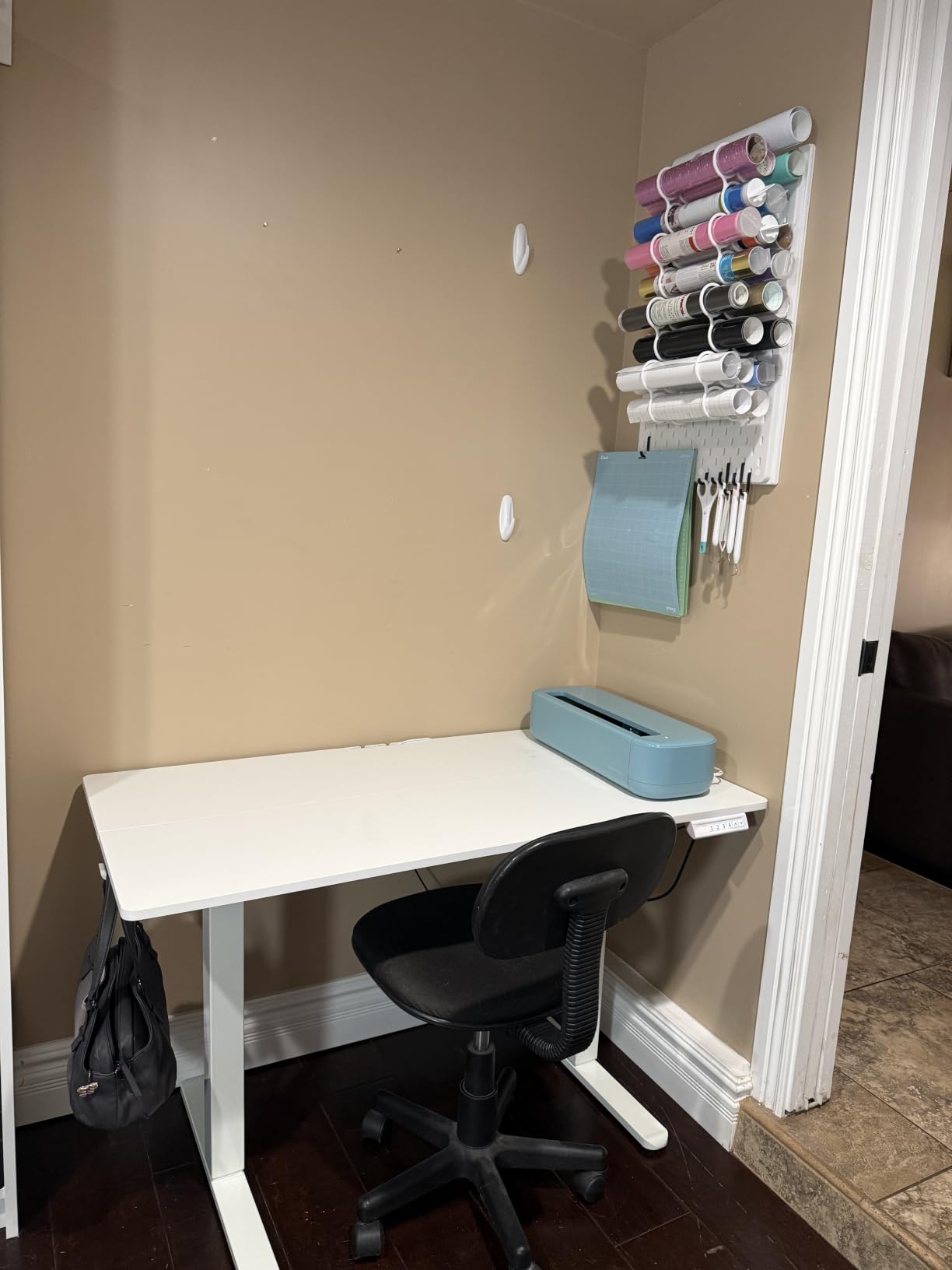ErGear Height Adjustable Electric Standing Desk, 71 x 30 Inches Sit Stand up Desk, Memory Computer Home Office Desk, Black customer photo 2