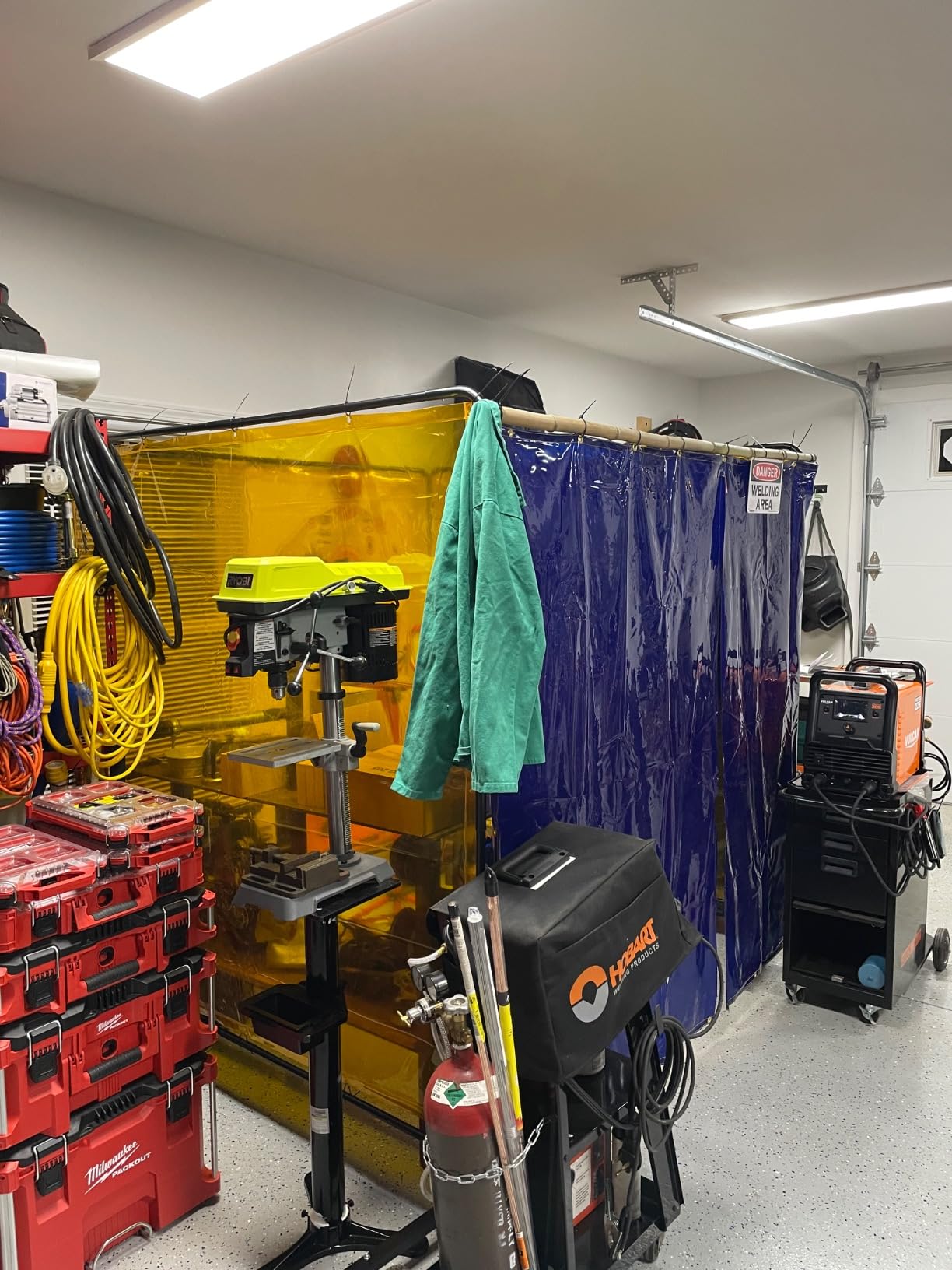 VEVOR 3-Panel Welding Screen 6 x 6 ft with Frame and 12 Swivel Casters customer photo 2