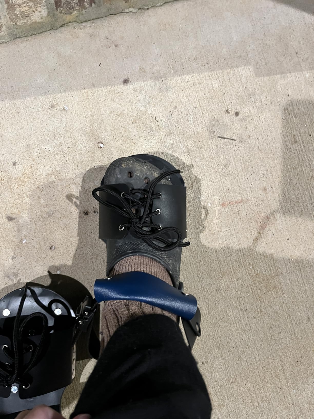 Aerator Shoes, Lawn Aerator Shoes for grass with Foot Protection ,Aeration Shoes for Lawn with Adjustable Strap, Pre-Assembled Aerating Shoes for Lawns, Gardens, and Courtyards (Black&Dark Blue) customer photo 1