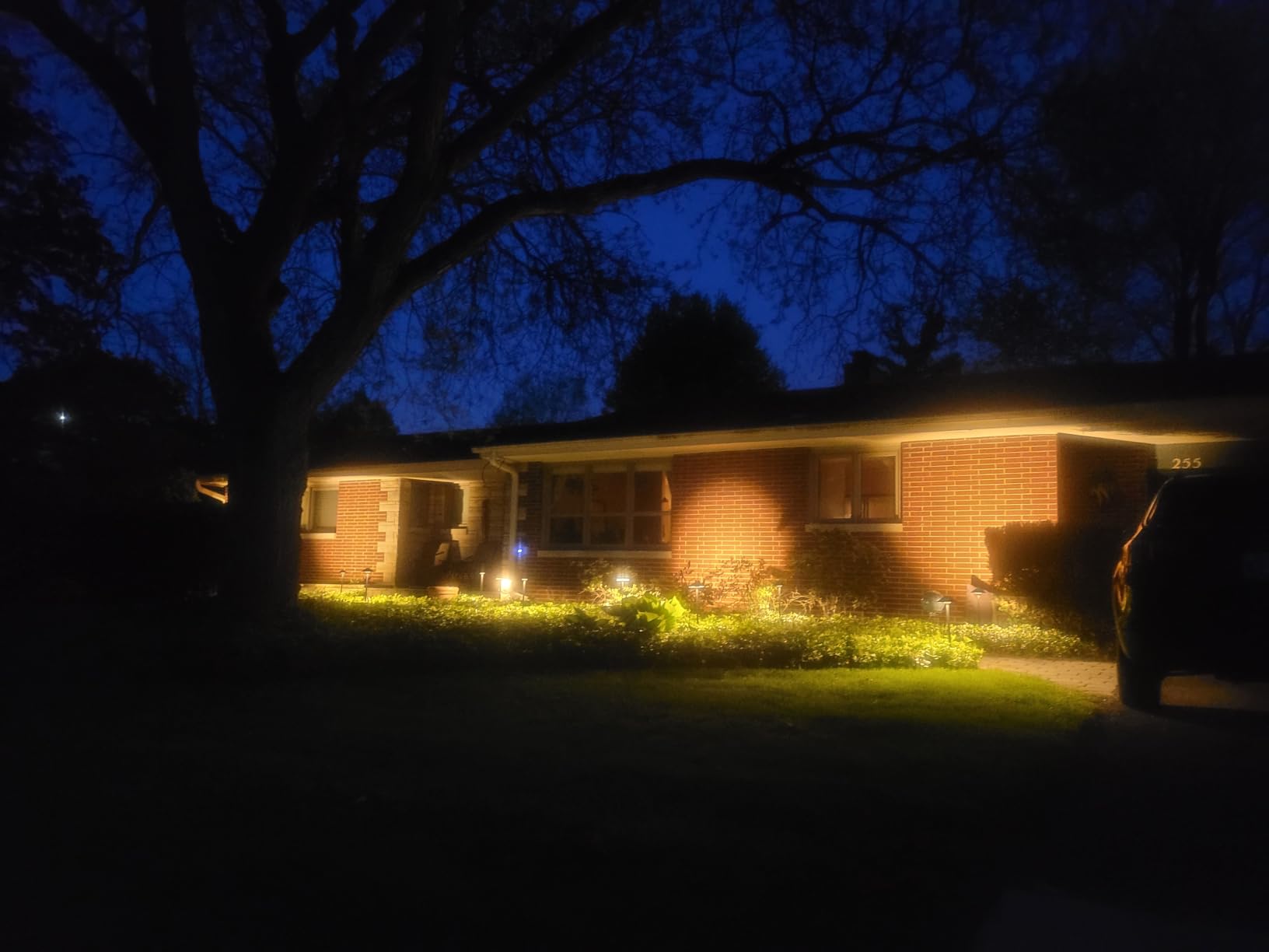 Gardencoin Complete Low Voltage Landscape Lighting Kit, 12-Pack 5W Spotlights with Smart Fastlock Connectors, 200W Transformer & 150FT Wire, Durable Aluminum Waterproof Fixture for Tree Yard customer photo 1