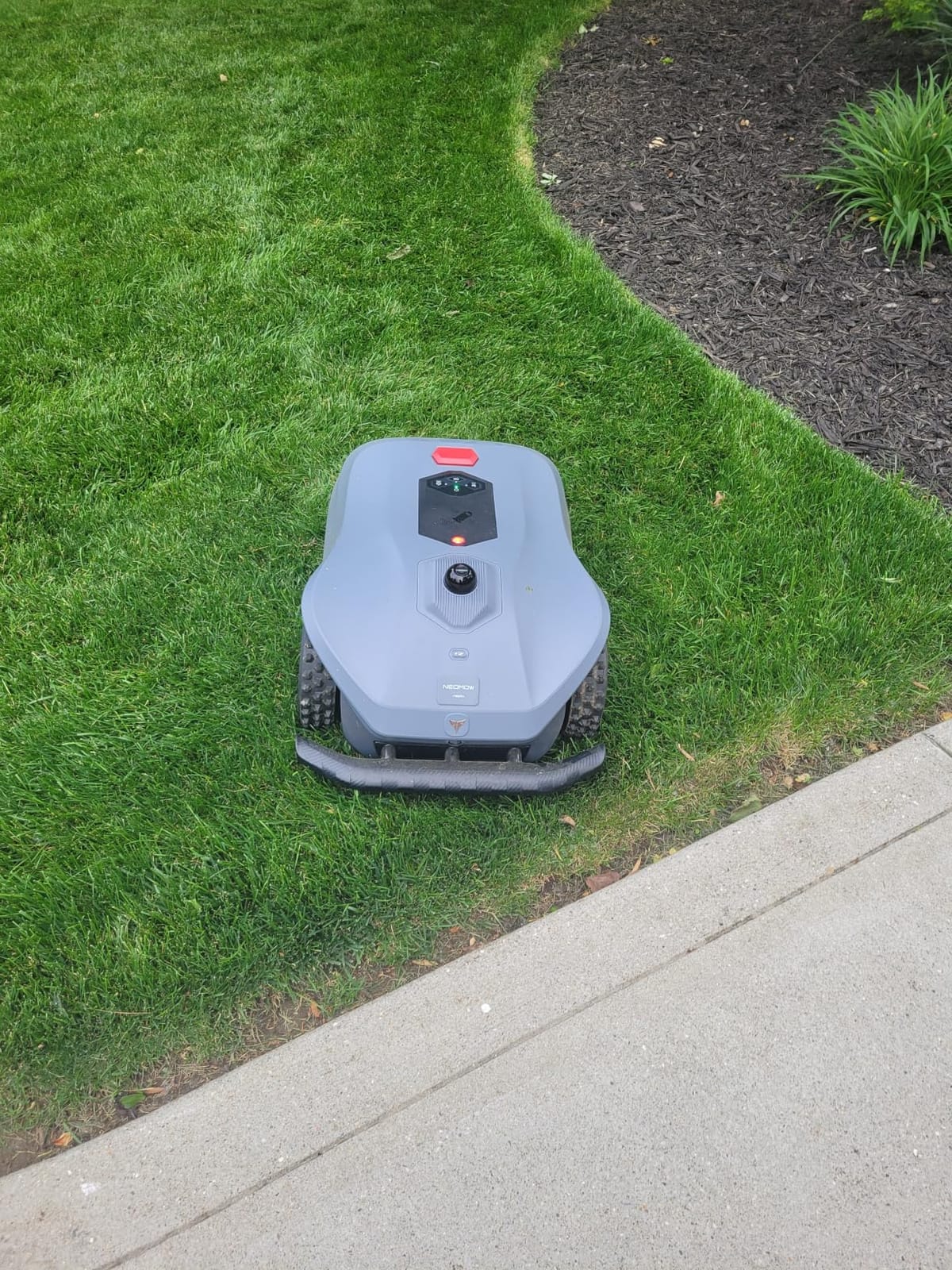 Neomow X2 360° 3D LiDAR Robot Lawn Mower, Wire Free for 1 Acre, No RTK Antenna, 4G App Control, GPS Anti-Theft, 13Ah, IPX6, Supports Upgrade AI Bionic Triple Vision Module for Auto-Mapping customer photo 1