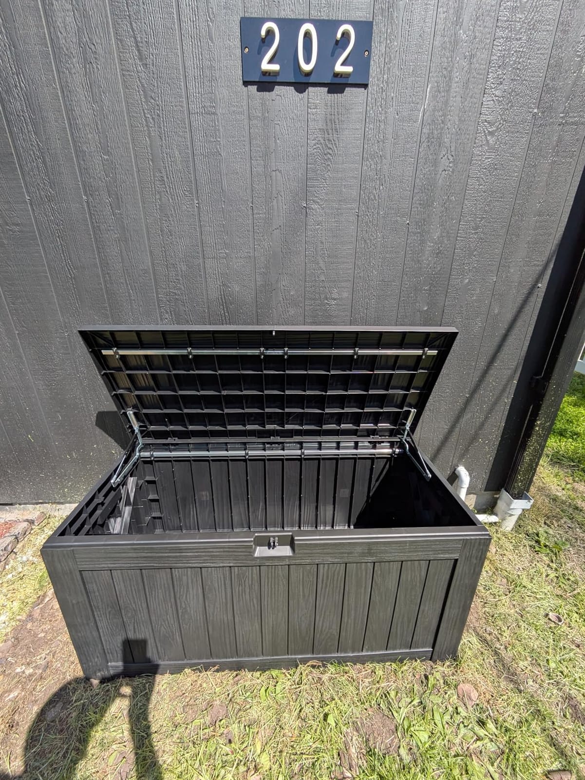 Flamaker Resin Deck Box 100 Gallon Large Outdoor Storage Box Waterproof customer photo 2