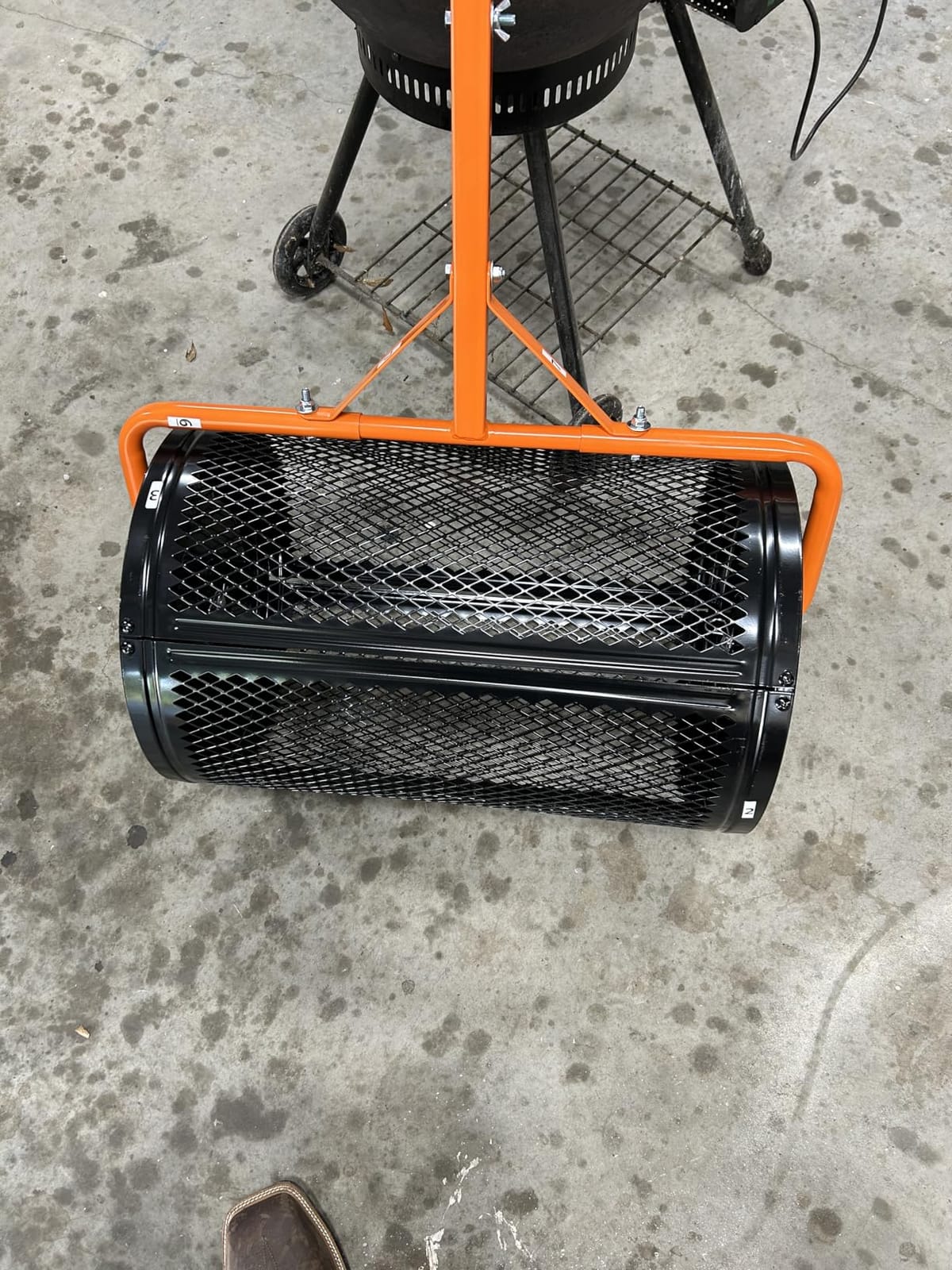VEVOR Broadcast Spreader 50 lbs Capacity Drop Spreader with Hopper Grate | for Lawn & Garden Care, 18 in Spreading Width & 30 Adjustable Settings, 10 in All Terrain Tires for Seed, Fertilizer, Black customer photo 1