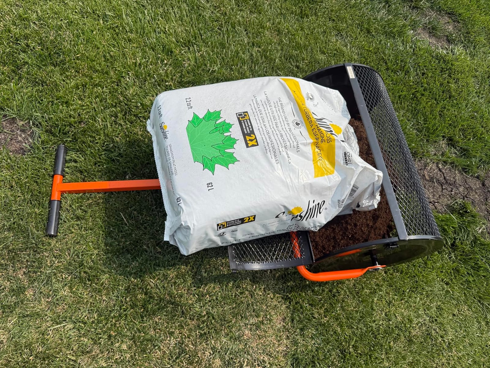 VEVOR Broadcast Spreader 15 lbs Capacity Hopper Walk-Behind Push Spreader | For Lawn & Garden Small Home Use, 9.8 ft Spreading Width, 10